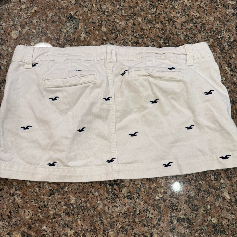 Hollister Cream Mini Skirt‎ with Navy Details - Picture 3 of 3